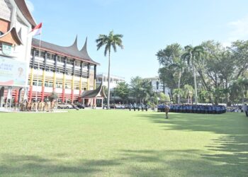 Pelantikan ribuan ASN baru Pemprov Sumbar di halaman kantor Gubernur Sumbar. (dok. adpsb)