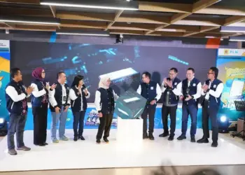 Peluncuran Gelegar PLN Mobile 2025 pada Kamis (8/5) yang dilakukan oleh Direktur Retail dan Niaga PLN, Edi Srimulyanti (kelima dari kiri) didampingi oleh Sekretaris Perusahaan PLN, Alois Wisnuhardana (keempat dari kanan), EVP Niaga dan Pemasaran PLN, Fintje Lumembang (keempat dari kiri), EVP Penjualan dan Pelayanan Pelanggan Retail PLN, Daniel Lestanto (ketiga dari kanan), EVP Penjualan dan Pelayanan Pelanggan Enterprise PLN, Nayusrizal (ketiga dari kiri), EVP Customer Experience dan Excellence Service PLN, Bramantyo Anggun Pambudi (kedua dari kanan), EVP General Affairs PLN, Arsyadany G. Akmalaputri (kedua dari kiri), GM PLN UID Jakarta Raya, Moch. Andy Adchaminoerdin (kanan), dan GM PLN UID Banten, Muhammad Joharifin (kiri). (dok. PLN)