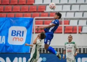 Pemain PSIS berebut bola dengan pemain PSS. (dok. Tempo)