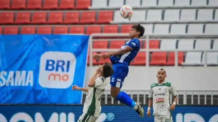 Pemain PSIS berebut bola dengan pemain PSS. (dok. Tempo)