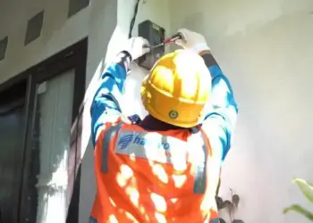 Ilustrasi Petugas PLN saat melakukan penambahan daya pada kWh meter milik pelanggan. (dok. istimewa)