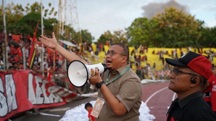 Penasihat Semen Padang FC datangi suporter usai laga Semen Padang FC kontra Persik. (dok. Radarsumbar)