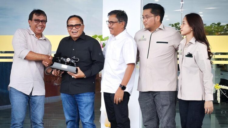 Basko City Mall Gunakan Semen Padang, Simbol Baru Kebangkitan Ekonomi Sumbar 1 Plt Dirut PT Semen Padang Pri Gustari Akbar (kiri) dan Komisaris PT Semen Padang Khairul Jasmi menyerahkan cinderamata kepada pemilik Basko City Mall Basrizal Koto, usai acara Soft Opening Basko City Mall, Kamis (29/5/2025). (dok. Humas)