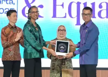 Menteri PPPA Buka PLN Gender Summit 2025, Apresiasi Komitmen Kesetaraan dan Inklusivitas di Lingkungan Kerja 1 Penyerahan plakat EDGE dari Australian Charge d'Affaires to Indonesia kepada PLN. (dok. Humas PLN)
