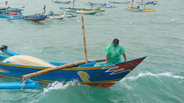 Perahu nelayan diterjang ombak di tengah cuaca ekstrem di Pantai Kedonganan, Badung, Bali, Senin (20/1/2025). Balai Besar Meteorologi Klimatologi dan Geofisika Wilayah III Denpasar menerbitkan peringatan dini potensi gelombang tinggi hingga empat meter dan angin kencang hingga 30 knot di perairan Bali diperkirakan pada 20-23 Januari. ANTARA FOTO/Nyoman Hendra Wibowo/nz
