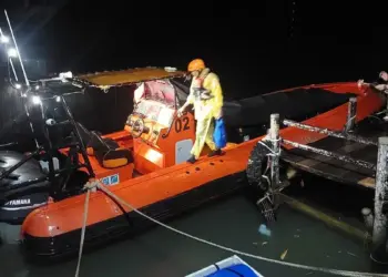 Cuaca Buruk, Tujuh Nelayan Dilaporkan Terombang-Ambing di Perairan Padang 13 Persiapan tim Basarnas Padang lakukan pencarian tujuh nelayan di perairan Pulau Air, Kota Padang. (dok. Basarnas Padang)