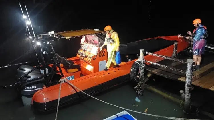 Persiapan tim Basarnas Padang lakukan pencarian tujuh nelayan di perairan Pulau Air, Kota Padang. (dok. Basarnas Padang)