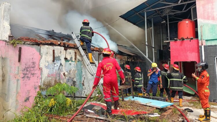 Personil Damkar Padang padamkan api di sebuah gudang kosong kawasan Parak Karambia, Kelurahan Belakang Tangsi, Kecamatan Padang Selatan. (dok. Damkar Padang)
