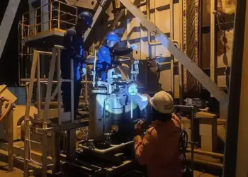 Petugas PLN Bali saat melakukan perbaikan sistem kelistrikan pada Jumat (2/5) malam, memastikan gangguan dapat dipulihkan secepatnya. (dok. PLN)