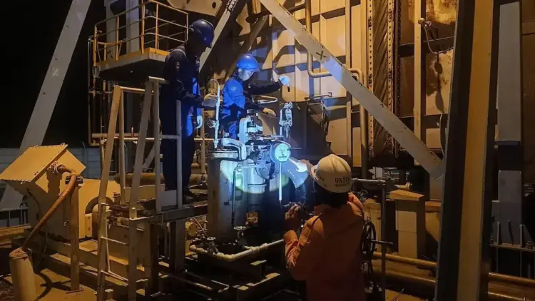 Petugas PLN Bali saat melakukan perbaikan sistem kelistrikan pada Jumat (2/5) malam, memastikan gangguan dapat dipulihkan secepatnya. (dok. PLN)