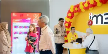 Indosat Ooredoo Hutchison Catatkan Laba Bersih dan ARPU yang Progresif di Kuartal I 2025 8 Pimpinan IOH sedang memantau kegiatan di galeri. (dok. istimewa)