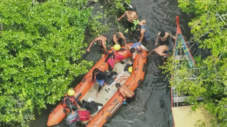 Proses evakuasi temuan potongan tubuh korban terkaman buaya di Pasbar. (dok. Basarnas Padang)