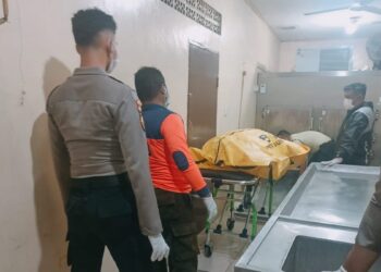 Proses pemulasaran jenazah pria lansia yang ditemukan di kawasan Marapalam. (dok. BPBD Padang)