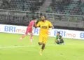 Selebrasi Cornelius Steward usai cetak gol bagi Semen Padang FC saat melawan Persebaya. Pertandingan berakhir dengan skor 1-1. (dok. MO SPFC)