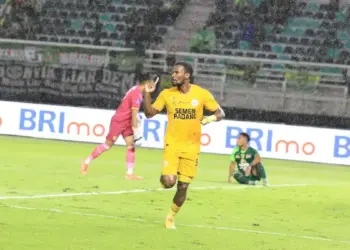 Selebrasi Cornelius Steward usai cetak gol bagi Semen Padang FC saat melawan Persebaya. Pertandingan berakhir dengan skor 1-1. (dok. MO SPFC)