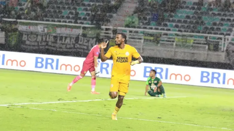 Selebrasi Cornelius Steward usai cetak gol bagi Semen Padang FC saat melawan Persebaya. Pertandingan berakhir dengan skor 1-1. (dok. MO SPFC)
