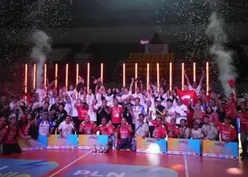 Para pemain dan official Jakarta Pertamina Enduro merayakan gelar juara kategori putri PLN Mobile Proliga 2025 setelah berhasil mengalahkan Jakarta Popsivo Polwan dengan skor 0-3 di final. (dok. PLN)