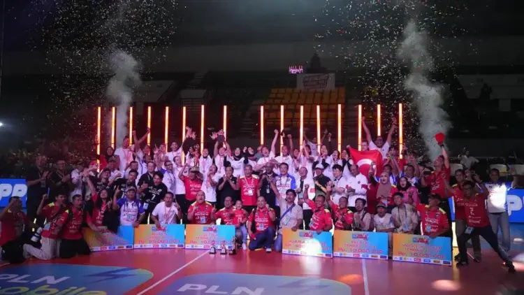 Para pemain dan official Jakarta Pertamina Enduro merayakan gelar juara kategori putri PLN Mobile Proliga 2025 setelah berhasil mengalahkan Jakarta Popsivo Polwan dengan skor 0-3 di final. (dok. PLN)