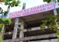 Spanduk raksasa di Gedung Kebudayaan Sumbar yang mangkrak. (dok. istimewa)