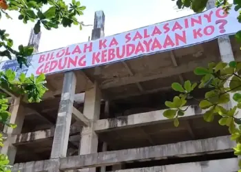 Spanduk raksasa di Gedung Kebudayaan Sumbar yang mangkrak. (dok. istimewa)
