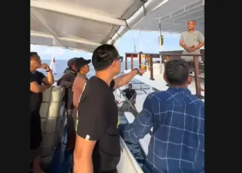 Tangkapan layar video yang memperlihatkan momen Bupati Mentawai, Rinto Wardana ke petugas kapal pengangkut turis asing di perairan Pagai Selatan. (dok. istimewa)