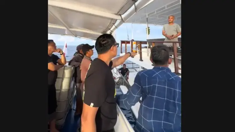 Tangkapan layar video yang memperlihatkan momen Bupati Mentawai, Rinto Wardana ke petugas kapal pengangkut turis asing di perairan Pagai Selatan. (dok. istimewa)