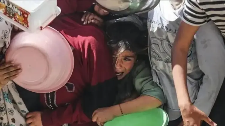 Arsip foto - Seorang anak terjepit diantara pengungsi yang berebut mengambil jatah makanan di pengungsian di Gaza. ANTARA/HO-Anadolu/pri.