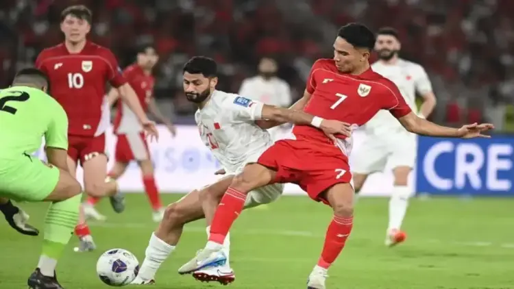 FIFA Sanksi PSSI: Denda dan Pengurangan Penonton usai Insiden Diskriminatif di Kualifikasi Piala Dunia 2026 1 Pesepak bola Timnas Indonesia Marselino Ferdinan (kanan) berebut bola dengna pesepak bola Timnas Bahrain Ahmed Bughammar (tengah) dalam pertandingan Grup C putaran ketiga Kualifikasi Piala Dunia 2026 zona Asia di Stadion Utama Gelora Bung Karno, Senayan, Jakarta, Selasa (25/3/2025). ANTARA FOTO/Muhammad Adimaja/sgd