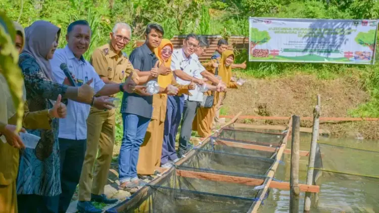 Semen Padang Uji Coba Maggot Sebagai Pakan Ikan, Solusi Mandiri untuk Lingkungan dan Ketahanan Pangan 1 Ujicoba pemberian umpan maggot program TJSL PT. Semen Padang. (dok. Humas)