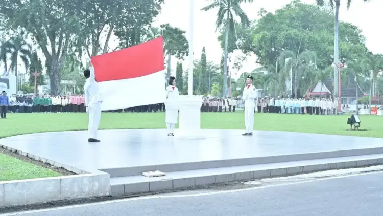 Upacara Hardiknas 2025 di Sumbar, Mahyeldi Serukan Pendidikan yang Cerdas dan Bermakna 1 Upacara Hardiknas 2025 di halaman kantor Gubernur Sumbar. (dok. istimewa)