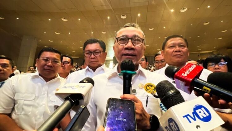 Menteri Koordinator Bidang Pangan Zulkifli Hasan (Zulhas) membuka Kick Off Pelatihan Capacity Building Sumber Daya Manusia dan Penguatan Kelembagaan Koperasi Desa/Kelurahan Merah Putih yang digelar secara hybrid di Jakarta, Rabu (25/6/2025). ANTARA/Harianto