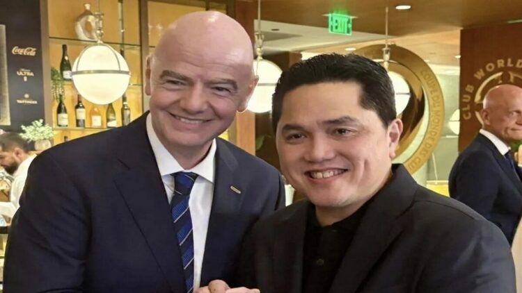 Sukses Bangun National Training Centre di IKN, PSSI Raih Penghargaan FIFA Forward Gold 1 Ketum PSSI Erick Thohir berfoto dengan Presiden FIFA Gianni Infantino dalam acara FIFA Executive Football Summit 2025 di Miami, Amerika Serikat. ANTARA/HO-Instagram/Erick Thohir