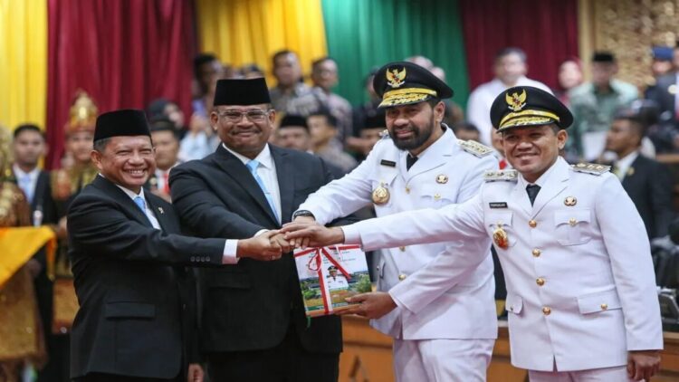 Kemendagri Undang Gubernur Aceh Bahas Sengketa Empat Pulau dengan Sumut 1 Arsip foto- Menteri Dalam Negeri Muhammad Tito Karnavian (kiri) menyaksikan penyerahan memori jabatan dari Pj Gubernur Aceh Safrizal (kedua kiri) kepada Gubernur Aceh Muzakir Manaf (kedua kanan) didampingi Wakil Gubernur Aceh Fadhlullah (kanan) saat pelantikan dalam Sidang Paripurna Dewan Perwakilan Rakyat (DPR) Aceh, Banda Aceh, Rabu (12/2/2025). ANTARA FOTO/Khalis Surry/foc.