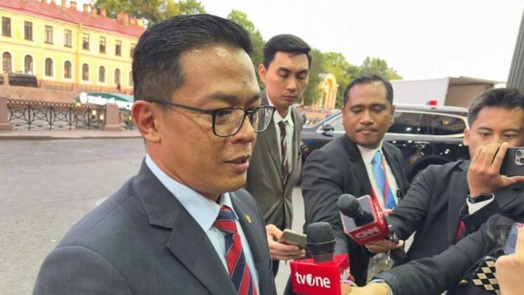 Pasca Konflik dengan Israel, Menlu Siapkan Evakuasi WNI di Iran lewat Jalur Darat 1 Menteri Luar Negeri Sugiono memberikan keterangan pers di pelataran hotel tempat Presiden RI Prabowo Subianto menginap di St. Petersburg, Rusia, Rabu (18/6/2025). ANTARA/Genta Tenri Mawangi