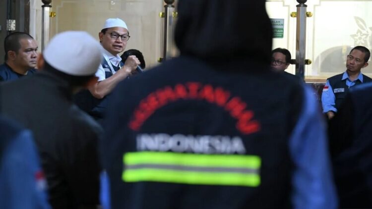 Jelang Puncak Haji, 203 Ribu Jamaah Indonesia Masuki Masa Tenang di Makkah 1 Kepala BPOM Taruna Ikrar (kedua kiri) berdialog dengan petugas layanan kesehatan haji Indonesia di Klinik Kesehatan Haji Indonesia (KKHI) Makkah, Arab Saudi, Sabtu (31/5/2025). (ANTARA FOTO/ANDIKA WAHYU)