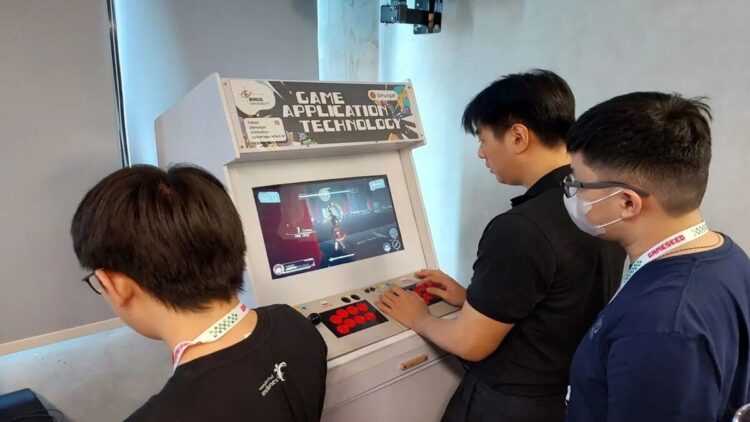 Mahasiswa dari Universitas Bina Nusantara mencoba gim lokal yang dipamerkan dalam acara Game Seed 2025 di Jakarta, Rabu (11/6/2025) (ANTARA/Fitra Ashari)