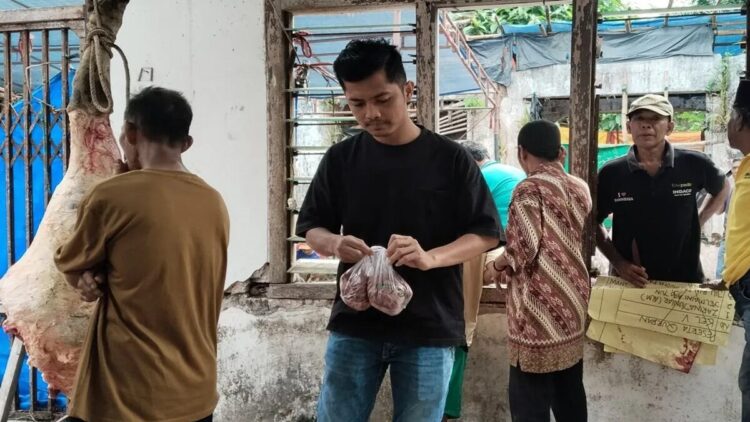 Salah seorang warga Kecamatan Sungai Geringging, Kabupaten Padang Pariaman, Sumbar membawa daging kurban dari panitia pelaksana pemotongan hewan kurban di Masjid Taqwa Sungai Geringging, Sabtu. ANTARA/Aadiaat M. S.