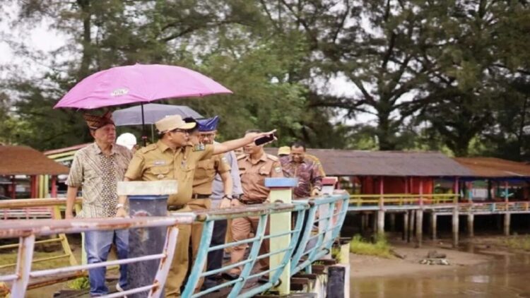 Bupati Padang Pariaman, Sumbar John Kenedy Azis menunjukkan keindahan Pantai Tiram di Kecamatan Ulakan Tapakis kepada investor. Antara/HO-Diskominfo Padang Pariaman