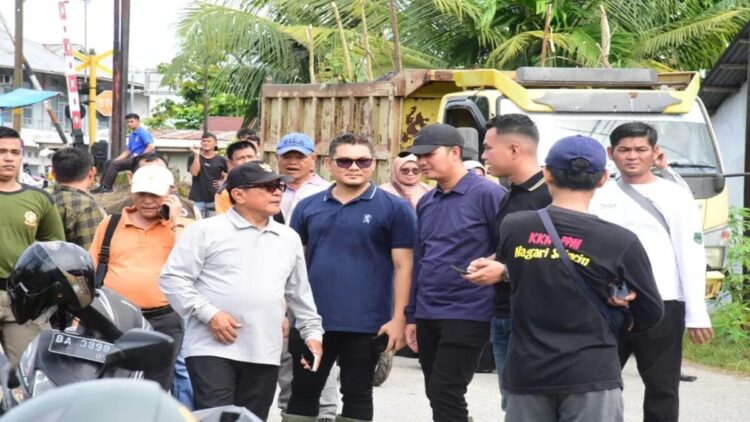 Bupati Padang Pariaman, Sumbar, John Kenedy Azis (kiri) memimpin aksi Gotong Royong Akbar Jilid II di Kecamatan Batang Anai guna mengantisipasi banjir menahun di kawasan perumahan padat penduduk. Antara/HO-Diskominfo Padang Pariaman