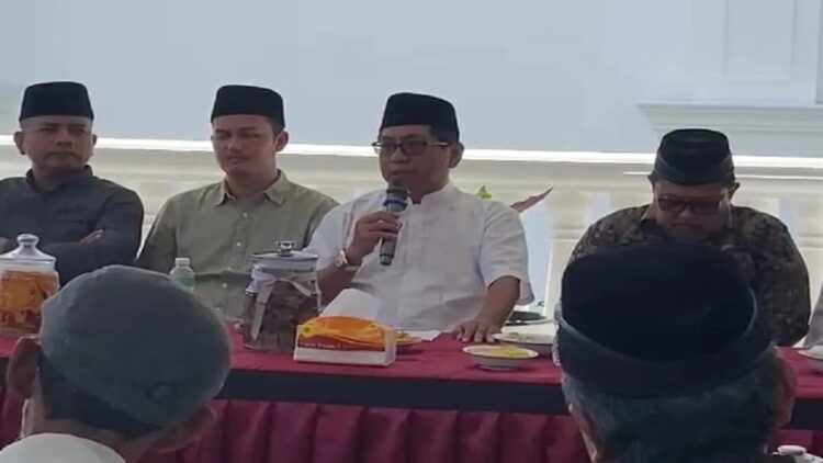 Bupati Padang Pariaman, Sumatera Barat  John Kenedy Azis menyampaikan sambutannya pada pertemuan antara pemerintah setempat dengan sejumlah pihak guna membahas masalah sosial dan kriminalitas yang marak terjadi di daerah itu dalam beberapa tahun terakhir. Antara/HO-Diskominfo Padang Pariaman