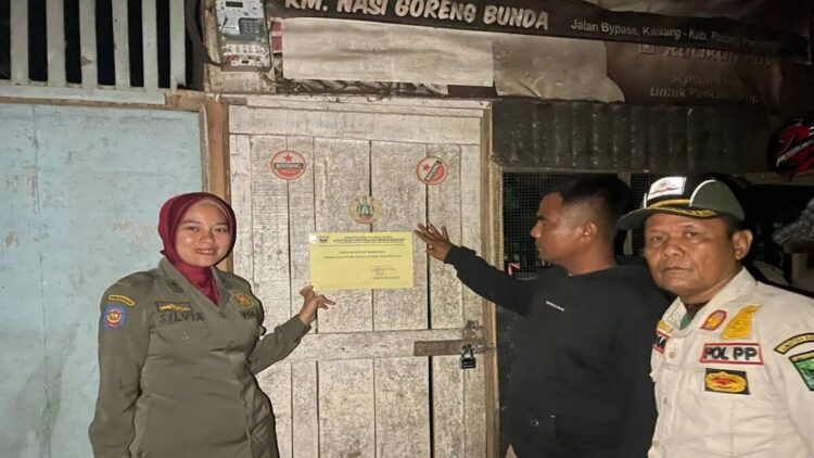 15 Kafe Ilegal di Batang Anai Disegel, Bupati Padang Pariaman: Tak Ada Negosiasi Lagi! 1 Satpol-PP Damkar Padang Pariaman, Sumbar menyegel kafe ilegal di Kecamatan Batang Anai yang beroperasi melewati jam operasional yang ditetapkan oleh pemerintah dan pemangku berkepentingan di daerah itu. Antara/Dinas Satpol-PP Damkar Padang Pariaman