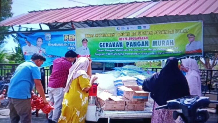 Dinas Ketahanan Pangan Pemkab Pasaman Barat saat mengadakan gerakan pangan murah di Jorong Mandiangin Kecamatan Kinali, Rabu (4/6/2025). ANTARA/HO-Dinas Ketahanan Pangan.