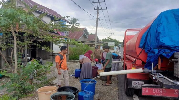 BPBD bekerja sama dengan PDAM saat menyalurkan air bersih kepada warga Air Gadang Kecamatan Pasaman dan Muaro Kiawai Kecamatan Gunung Tuleh karena warga di daerah itu mengalami kekeringan. ANTARA/HO-BPBD Pasaman Barat.