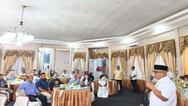 Bupati Pasaman Barat Yulianto memberikan arahan di hadapan perusahaan kelapa sawit dan perbankan di Simpang Empat, Rabu. (18/6/2025). ANTARA/Altas Maulana