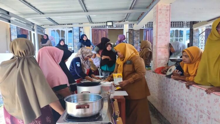 Dorong Gizi dan Ekonomi Warga, Pemkab Agam Latih Masyarakat Olah Ikan jadi Produk Bernilai Jual 1 Dinas Perikanan dan Ketahanan Pangan Agam sedang melatih warga mengolah ikan jadi bakso, Rabu (18/4/2025). ANTARA/HO-Dinas Ketahanan Pangan dan Perikanan Agam.
