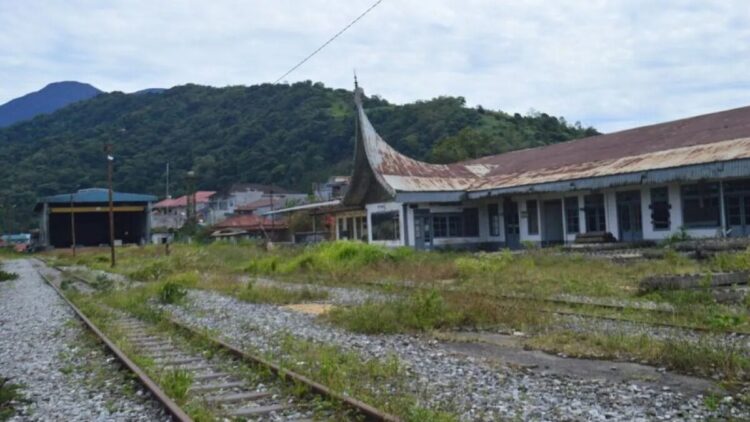 Kondisi terkini stasiun kereta api Padang Panjang sebagai salah satu jalur WTBOS yang akan dimanfaatkan Pemkot Padang Panjang menjadi destinasi wisata baru dikota itu. (ANTARA/ Isril Naidi)