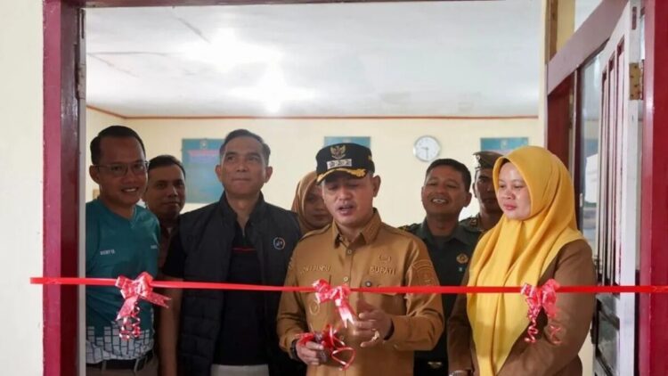 Disdukcapil Kabupaten Solok Cetak KTP di Kecamatan, Warga tak Perlu ke Arosuka Lagi 1 Bupati Solok Jon Firman Pandu saat meresmikan layanan pembuatan KTP lebih mudah dan cepat yang diluncurkan Disdukcapil Kabupaten Solok. ANTARA/HO-Diskominfo Solok.
