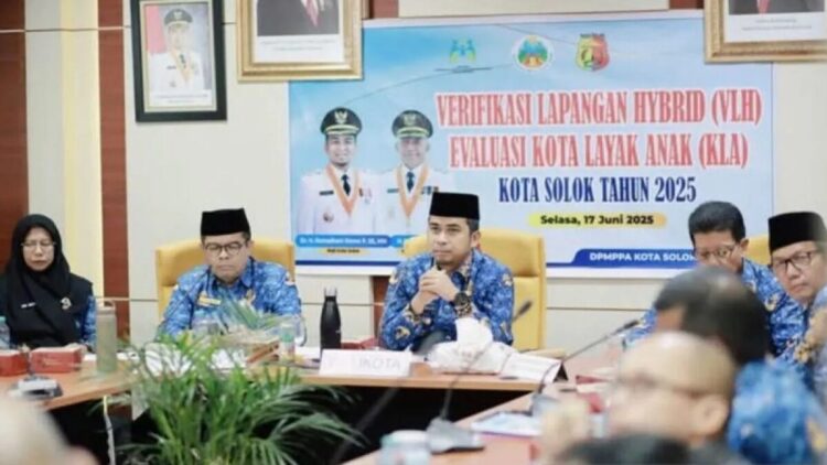 Menuju Kota Layak Anak, Pemko Solok Perkuat Layanan Ramah Anak dan Cegah Perkawinan Dini 1 Wali Kota Solok Ramadhani Kirana Putra saat mengikuti Verifikasi Lapangan Hybrid (VLH) Evaluasi Kota Layak Anak (KLA) Kota Solok tahun 2025 secara daring. ANTARA/HO-Diskominfo Solok.