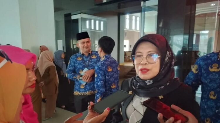 Wakil Bupati Dharmasraya Leli Arni memberikan keterangan terkait penggeledahan Kantor BPBD Dharmasraya oleh tim Satreskrim Polres setempat, di Pulau Punjung, Selasa (17/6/2025). ANTARA/Ilka Jensen