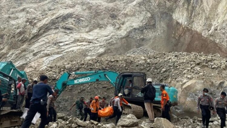 Korban Longsor Tambang Cirebon Bertambah jadi 17 Orang 1 Petugas gabungan saat mengevakuasi jasad korban yang sempat tertimbun material longsor di Gunung Kuda Cirebon, Jawa Barat, Jumat (30/5/2025). ANTARA/Fathnur Rohman.